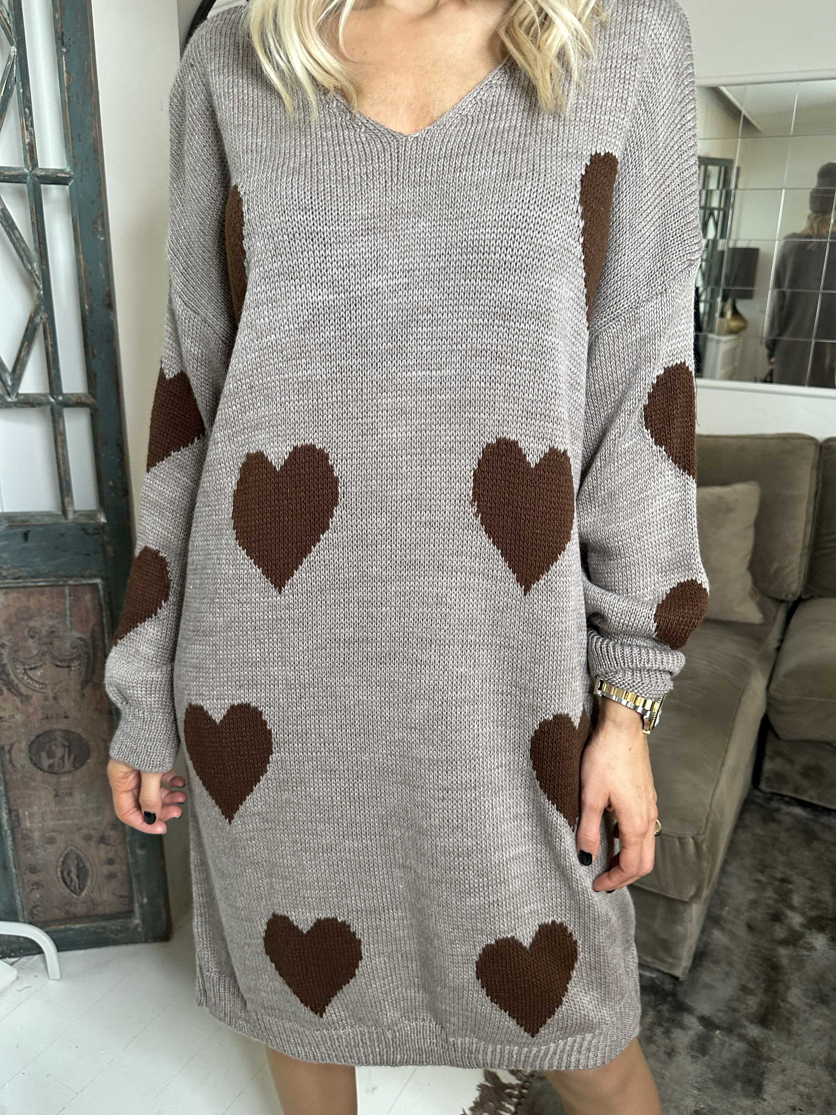 Lela - Stickad klänning med hjärtan